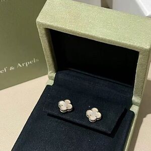 Van cleef & Arpels white earrings